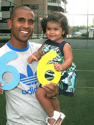 Julio Cesar do Fluminense com a filha (Foto: Cahê Mota / GLOBOESPORTE.COM)