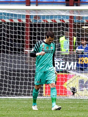 Julio Cesar deixa a partida de Inter de Milão e Lazio após cartão vermelho (Foto: AP)