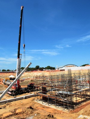 Pilares começam a ser erguidos na Arena Pantanal em Cuiabá (Foto: Lenine Martins/Secom-MT)