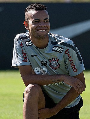 Dentinho no treino do Corinthians (Foto: Ag. Estado)