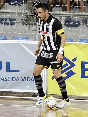 falcão Santos faz 3 a 0 no Tubarão pela Liga Futsal 2011 (Foto: Manolo Quiróz /divulgação )