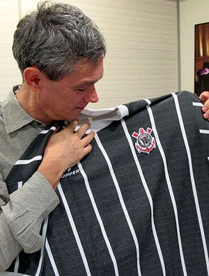 Serginho Groisman com camisas do Corinthians (Foto: Leandro Canônico / Globoesporte.com)