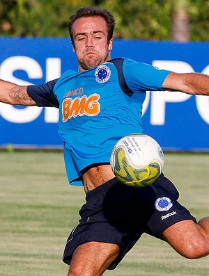 Roger no treino do Cruzeiro (Foto: Washington Alves / VIPCOMM)