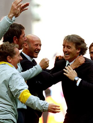Roberto Mancini comemora vitória do Manchester City na FA Cup (Foto: Reuters)