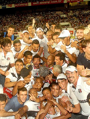 jogadores santa cruz campeão troféu (Foto: Antonônio Carneiro Costa / agência Gazeta Press)