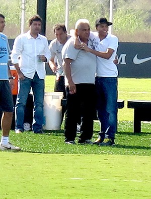 Dentinho visita amigos no Corinthians (Foto: Carlos Augusto Ferrari / GLOBOESPORTE.COM)