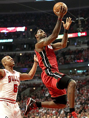 LeBron James na partida do Miami Heat contra o Bulls (Foto: Getty Images)