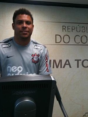Ronaldo treina no CT do Corinthians (Foto: Divulgação / Twitter)