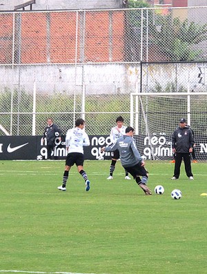 Corinthians treina jogadas de bolas paradas (Foto: Carlos Augusto Ferrari / GLOBOESPORTE.COM)