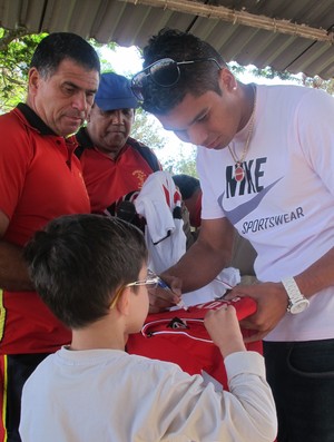 Casemiro dá autógrafo para um garoto (Foto: Marcelo Prado / GLOBOESPORTE.COM)