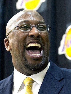 Mike Brown é apresentado como novo técnico do Lakers (Foto: AP)