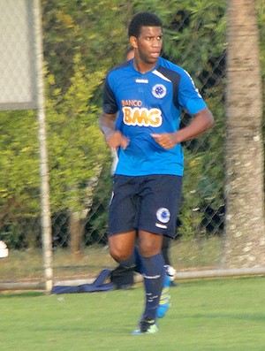 Gil treino Cruzeiro (Foto: Fernando Martins / Globoesporte.com)