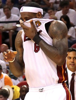 basquete nba lebron james miami heat desolado (Foto: agência Getty Images)