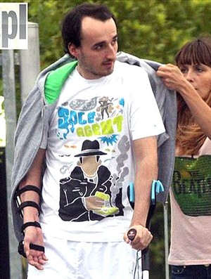 Kubica passeia na rua durante recuperação (Foto: Reprodução)