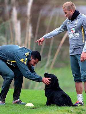 andre santos daniel alves cachorro brasil treino (Foto: Mowa Press)