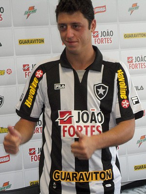 Felipe Menezes apresentação Botafogo (Foto: Marcelo Baltar / Globoesporte.com)