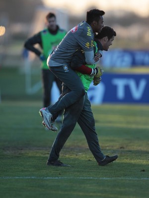 Robinho brinca com Julio Cesar após treino de finalização (Foto: Mowa Press)