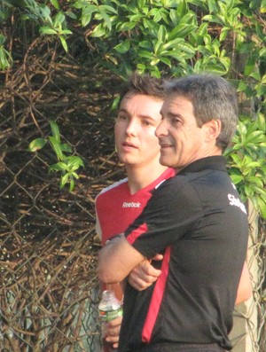 Dagoberto e Carpegiani conversam durante o treinamento no CT (Foto: Marcelo Prado / GLOBOESPORTE.COM)