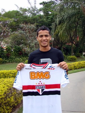 Cícero mostra a camisa do São Paulo (Foto: Site oficial do São Paulo FC)