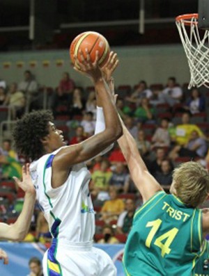 basquete lucas nogueira brasil x austrália (Foto: Divulgação / FIBA)