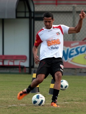 Cícero em ação no treino do São Paulo (Foto: Rubens Chiri / Site oficial do São Paulo FC)