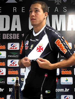 Apresentação Julinho lateral do Vasco (Foto: Rafael Cavalieri / Globoesporte.com)