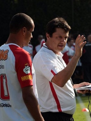 Adilson Batista conversa com Rivaldo durante o treino (Foto: Rubens Chiri / Site oficial do São Paulo FC)