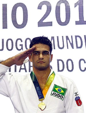 Leandro Guilheiro com a medalha de ouro nos Jogos Militares (Foto: Ag. Estado)