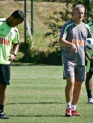 Técnico Dorival Júnior orienta jogadores durante o treino do Atlético-MG (Foto: Bruno Cantini / Site oficial do Atlético-MG)