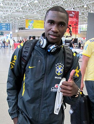 Negueba no embarque da Seleção sub-20 (Foto: Fábio Leme / Globoesporte.com)