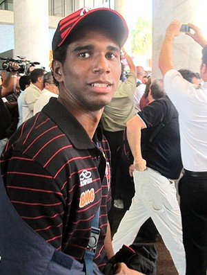 Luiz Antonio no desembarque do Flamengo, com o braço imbolizado (Foto: Janir Junior / Globoesporte.com)