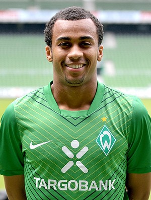 Wesley posa para a foto oficial do Werder Bremen (Foto: AFP)
