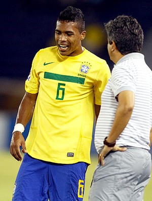 Alex Sandro e Ney Franco conversam no jogo do Brasil sub-20 (Foto: Getty Images)