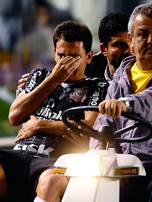 Fabio Santos deixa o campo lesionado (Foto: Marcos Ribolli / Globoesporte.com)