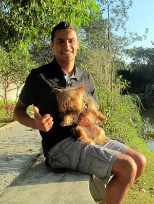 Cícero com o cachorro Sieben no condomínio em Alphaville (Foto: Marcelo Prado/GLOBOESPORTE.COM)