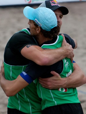 Alison e Emanuel se abraçam em Aland (Foto: Divulgação/FIVB)