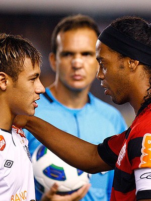 Neymar e Ronaldinho no jogo Santos e Flamengo (Foto: Ag. Estado)