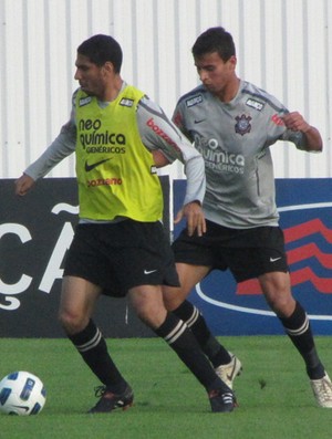 Garoto Paulinho em jogada com zagueiro Wallace no treino do Corinthians (Foto: Carlos Augusto Ferrari/Globoesporte.com)