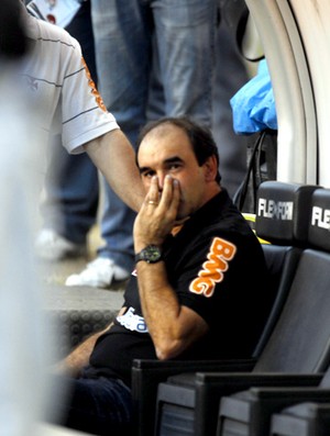 ricardo gomes passa mal no estádio engenhão (Foto: Marcelo Carnaval / O Globo)