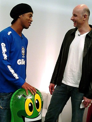 Tande e Ronaldinho Gaúcho com o João Sorrisão (Foto: Paloma Fukusig / TV Globo)