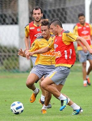 Alison divide bola com Neymar em treino do Santos (Foto: Divulgação/Santos FC)