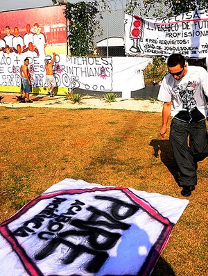 protesto no CT do Corinthians (Foto: Marcos Ribolli / GLOBOESPORTE.COM)