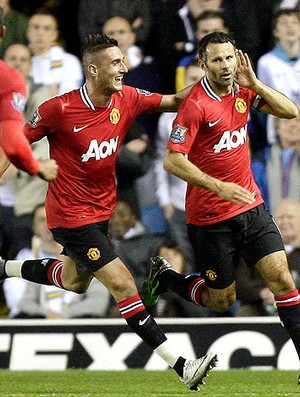 Ryan Giggs comemora gol do Manchester United contra o Leeds (Foto: AP)