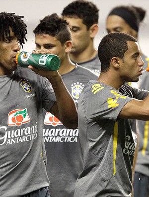Cortes e Lucas no treino da Seleção em Belém (Foto: Mowa Press)