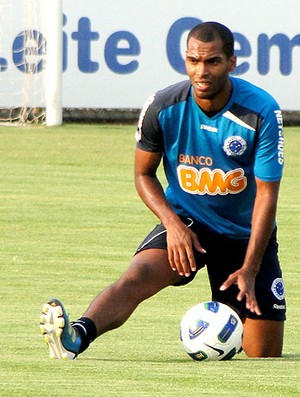 Naldo no treino do Cruzeiro (Foto: Leonardo Simonini / GLOBOESPORTE.COM)
