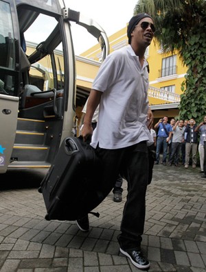 Ronaldinho no desembarque da seleção (Foto: Mowa Press)