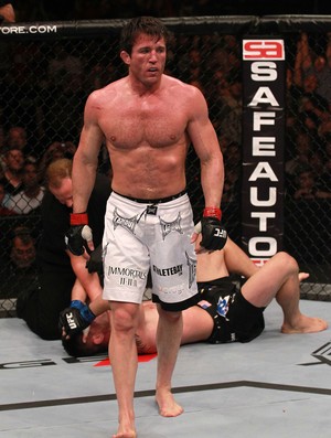 Chael Sonnen finaliza Brian Stann no UFC 136 (Foto: Divulgação/UFC)