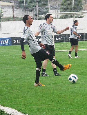 Liedson treino Corinthians chicão (Foto: Wagner Eufrosino/GLOBOESPORTE.COM)