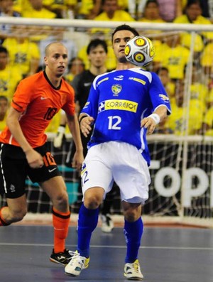 Falcão, do Brasil, em ação contra a Holanda no Grand Prix de Futsal (Foto: Cristiano Borges/CBFS)