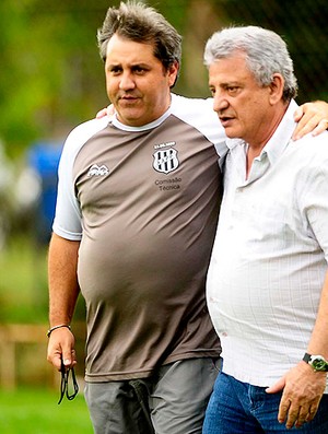 Gilson Kleina e Sergio Carniele no treino da Ponte Preta (Foto: Marcos Ribolli / Globoesporte.com)